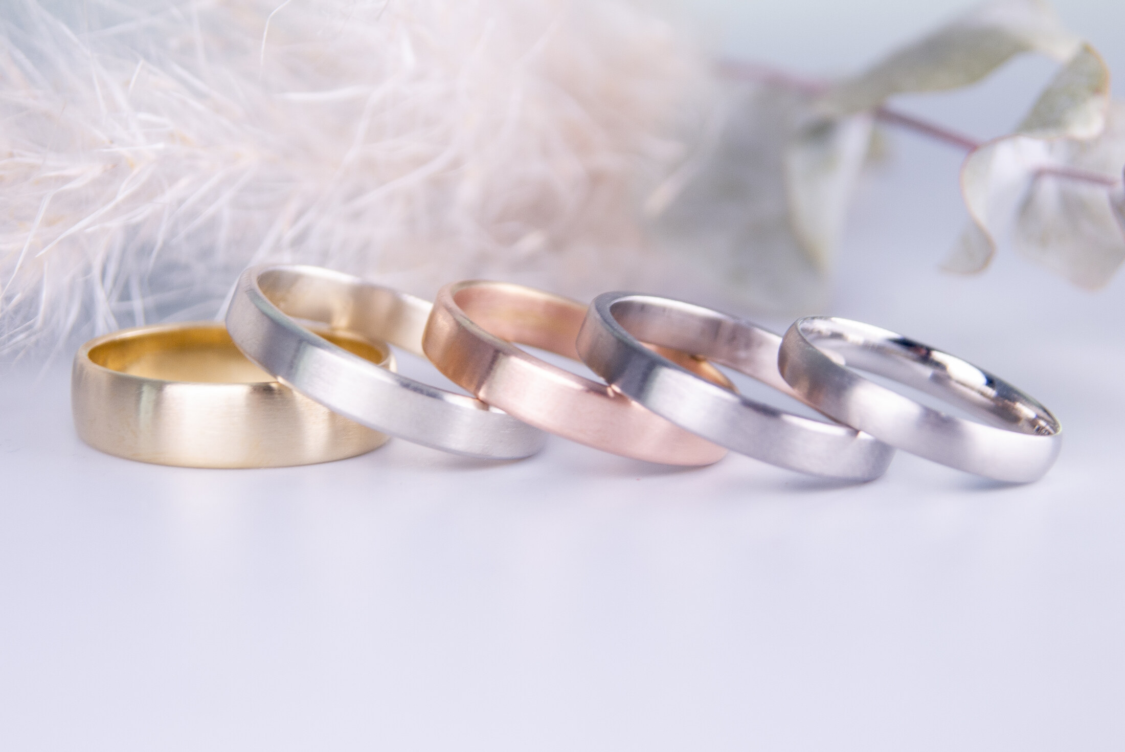 Ringe in verschiedenen Edelmetallfarben