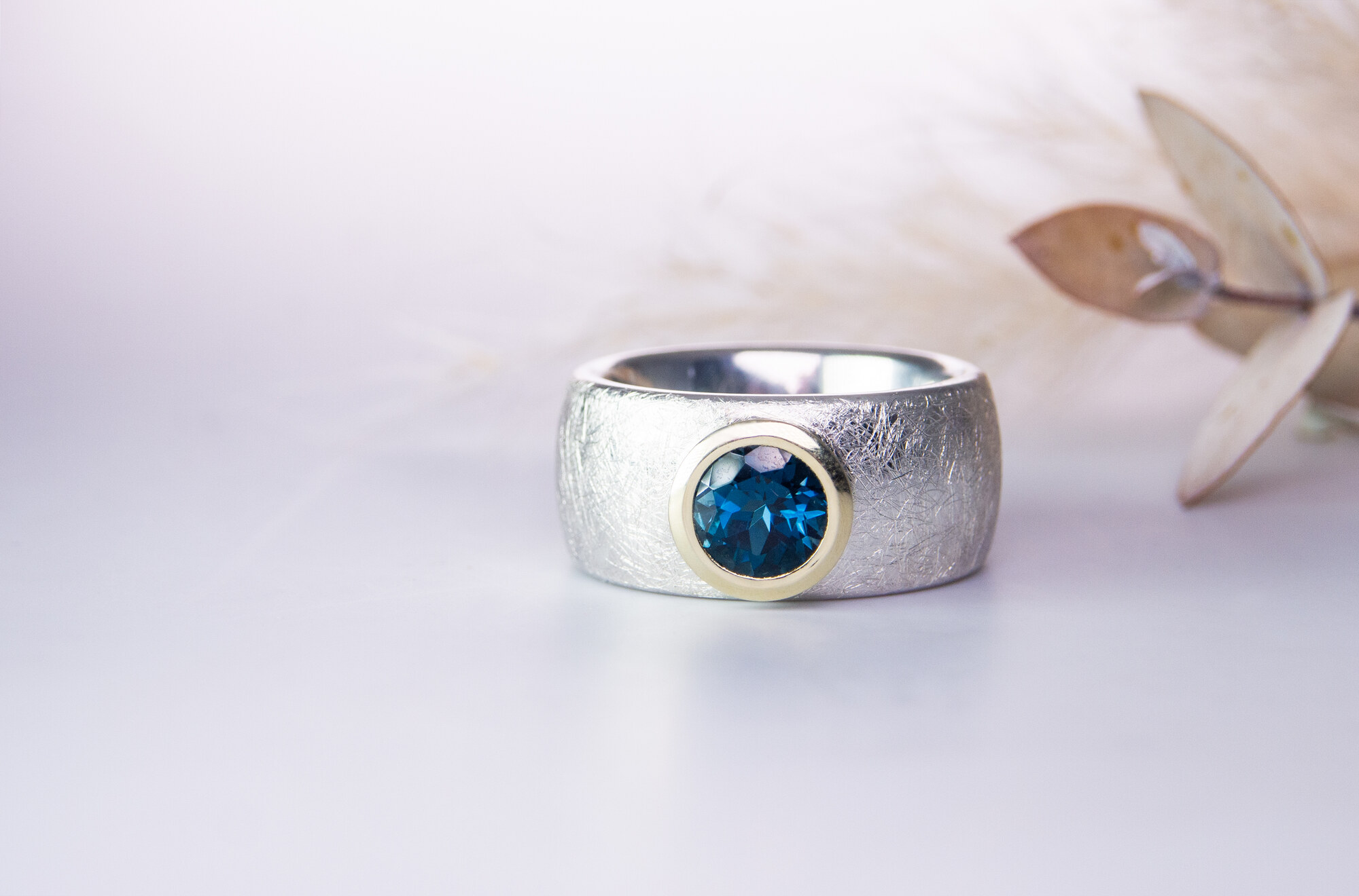 Massiver Silberring mit London Blue Topas