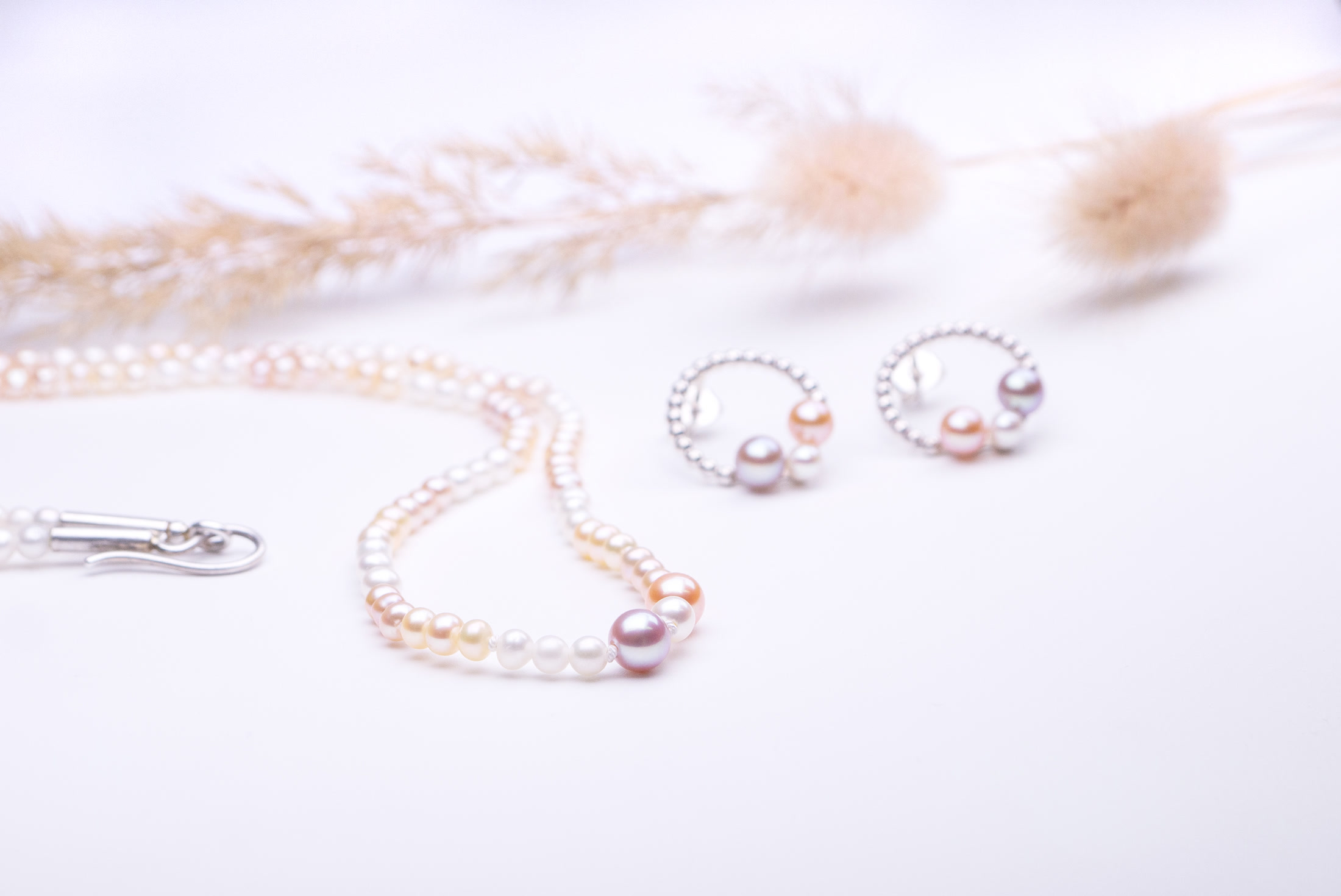 Neu aufgezogene Perlenketten und Perlenschmuck