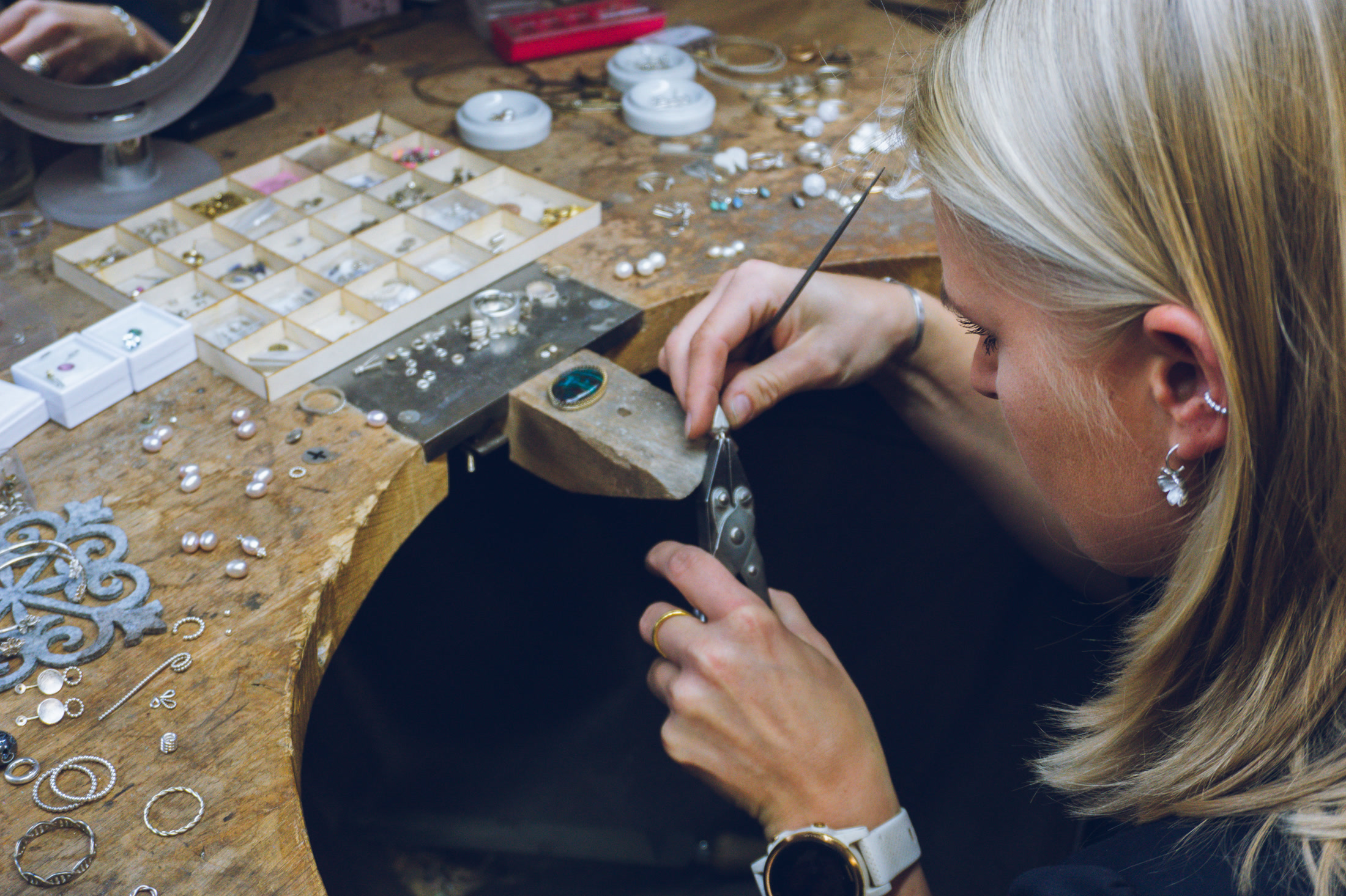 Lydia Denninger bei einer Schmuckreparatur an der Werkbank