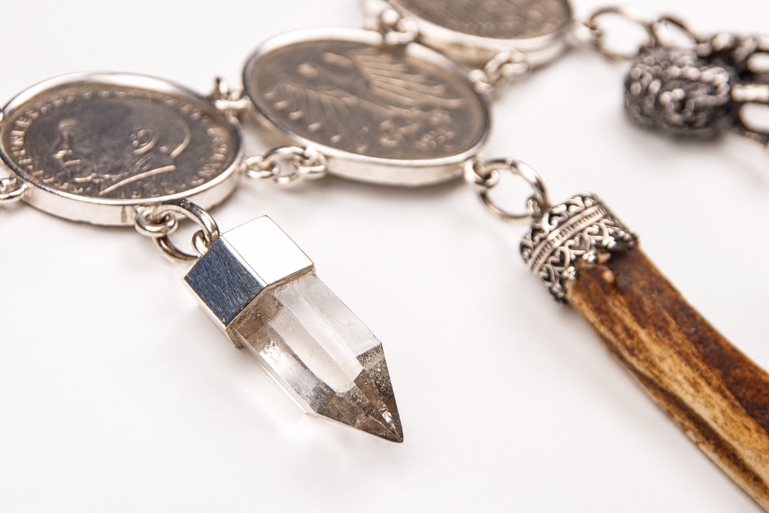 Trachtenschmuck, Charivari, Münzanhänger und Münzfassungen aus der Goldschmiede Lydia Denninger