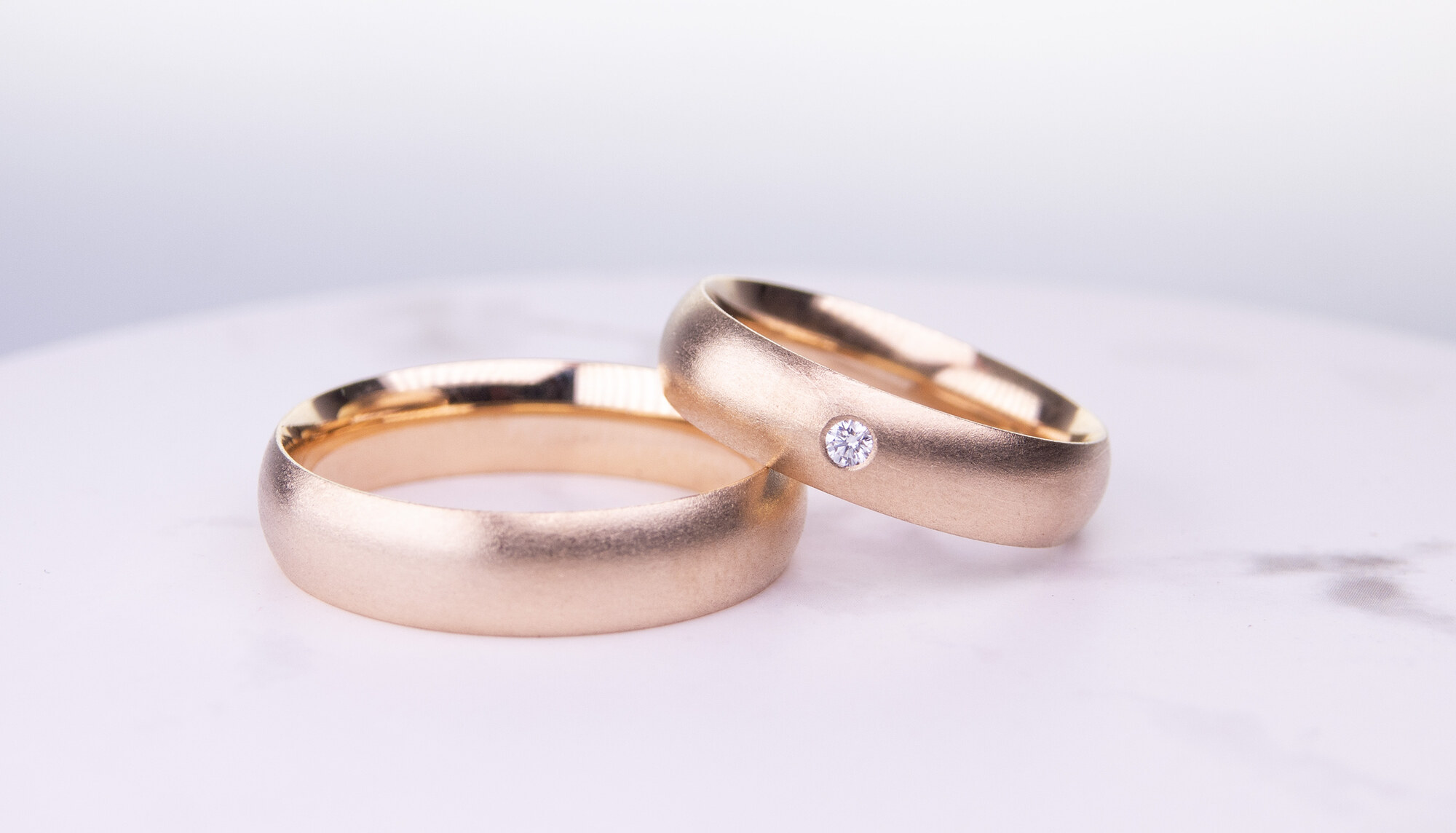 Trauringe aus 585 Apricot Gold mit Brillant