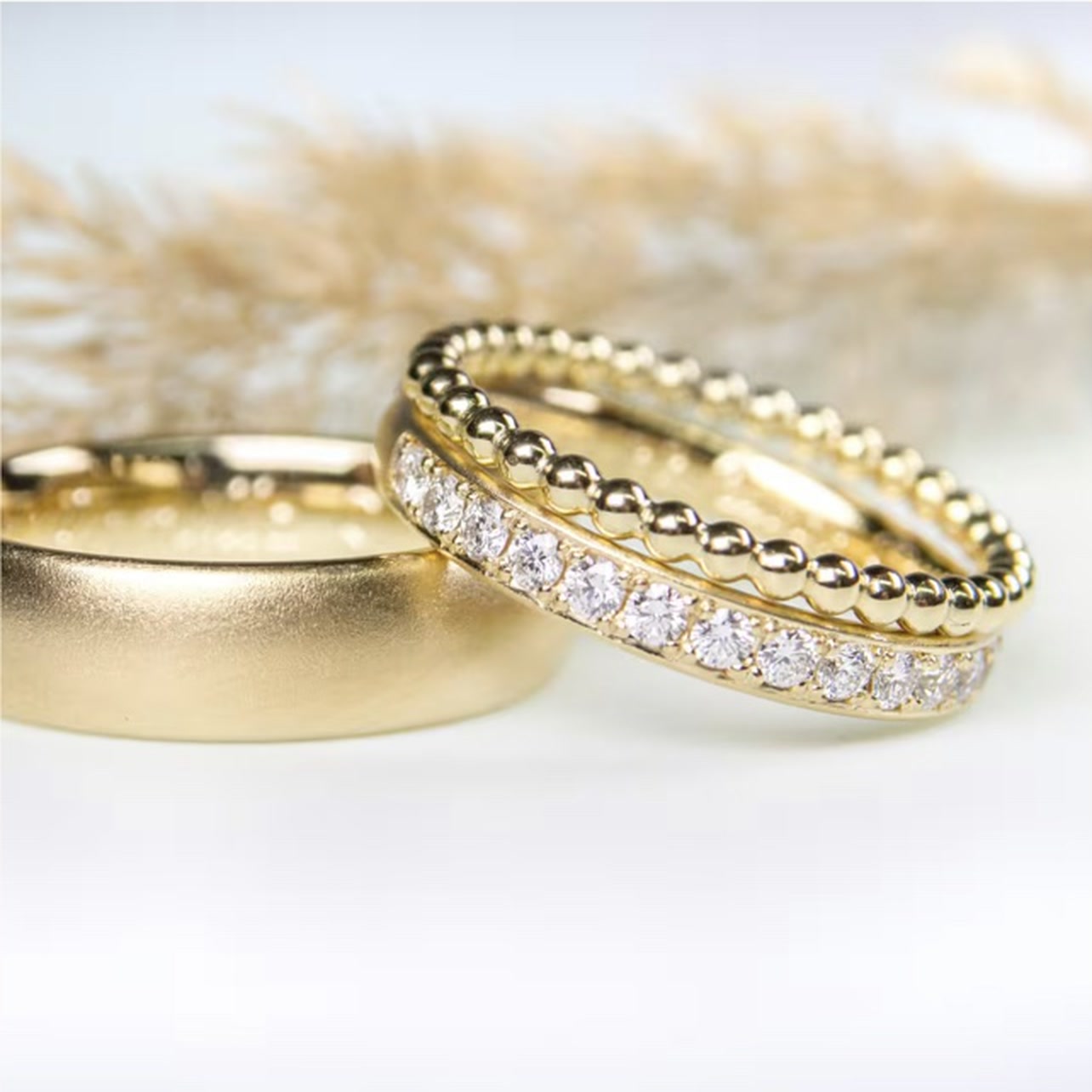 Trauringe aus Gelbgold mit Brillantring und Perldrahtring