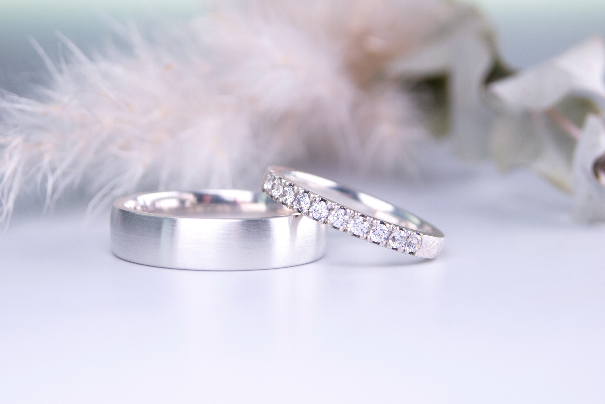 Trauringe aus 585 Weißgold mit Memoire Ring