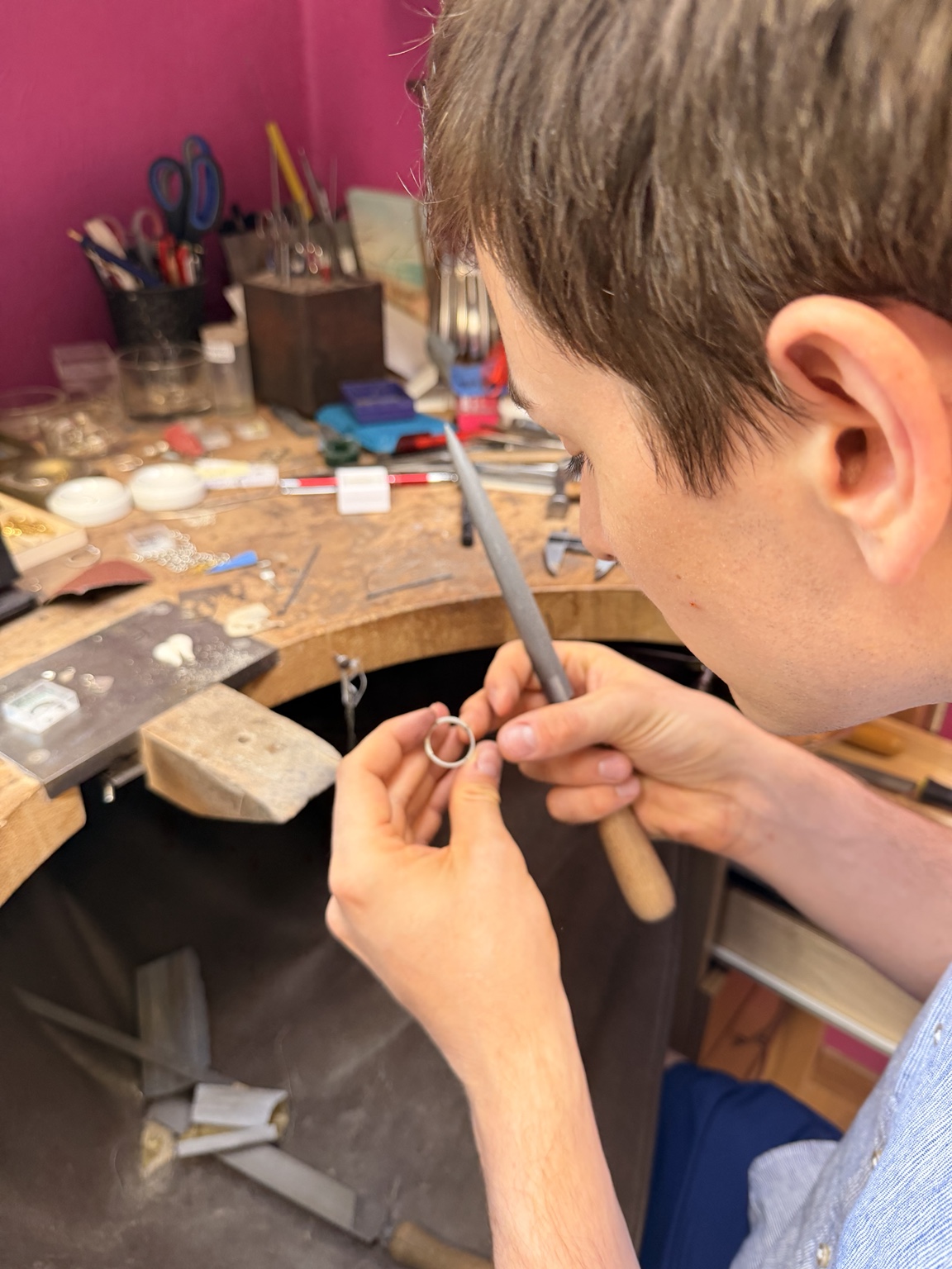 Detailarbeit am Verlobungsring in der Goldschmiede
