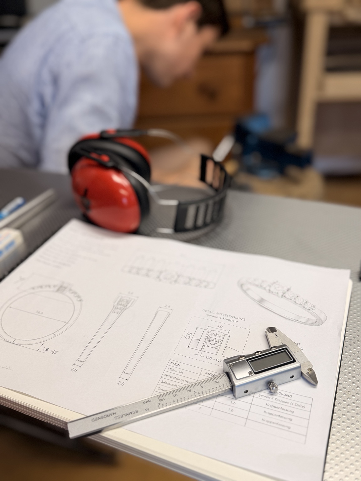 Entwurf und Planung eines Verlobungsrings am Werkbrett