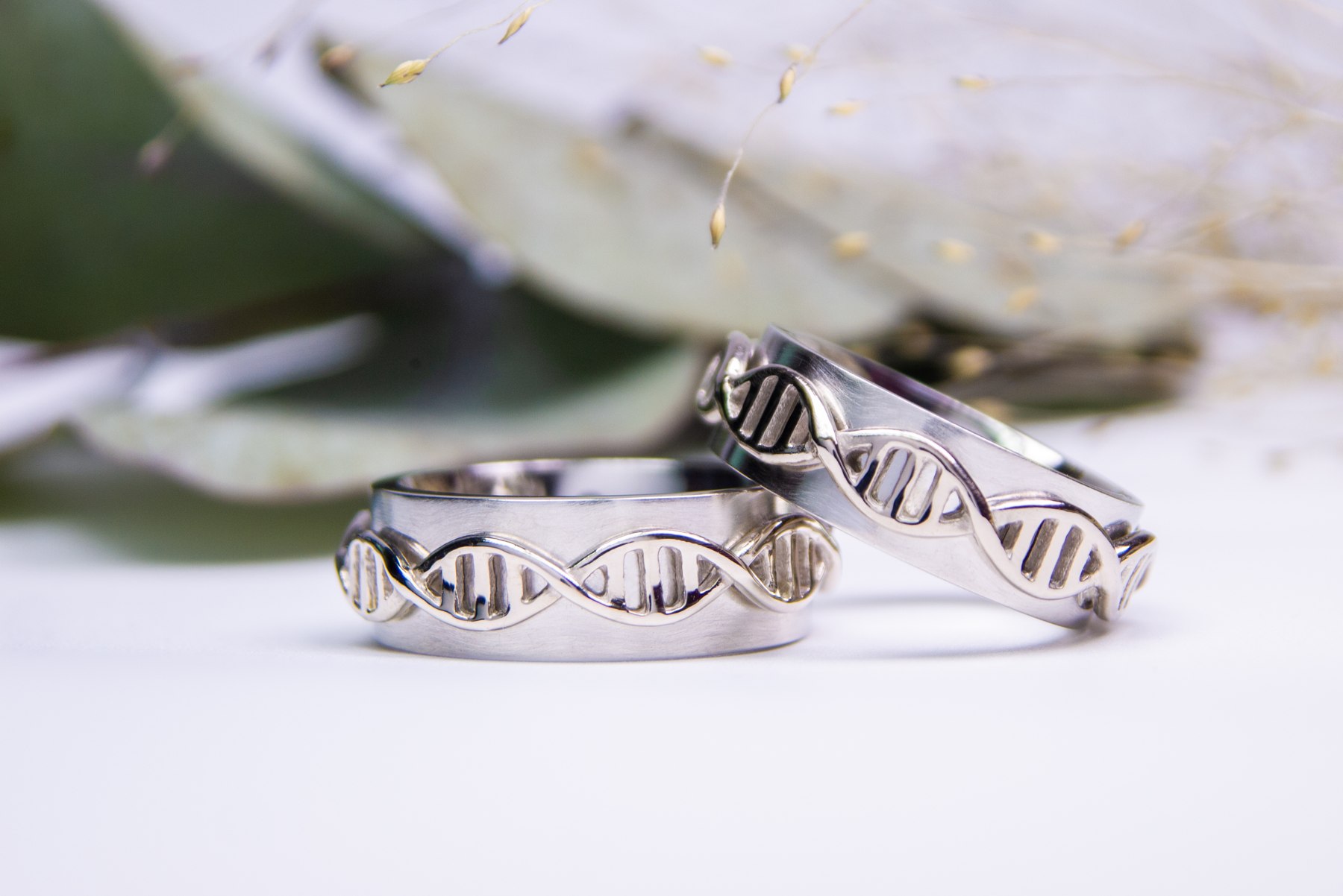 DNA Trauringe aus Platin und Weißgold