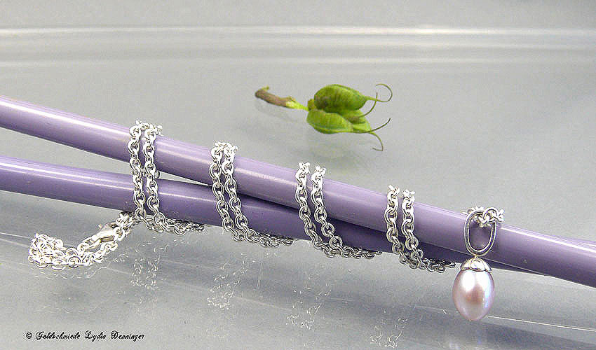 Perlenanhänger mit Blütenfassung 925er Silber, rhodiniert, Süßwasserperle