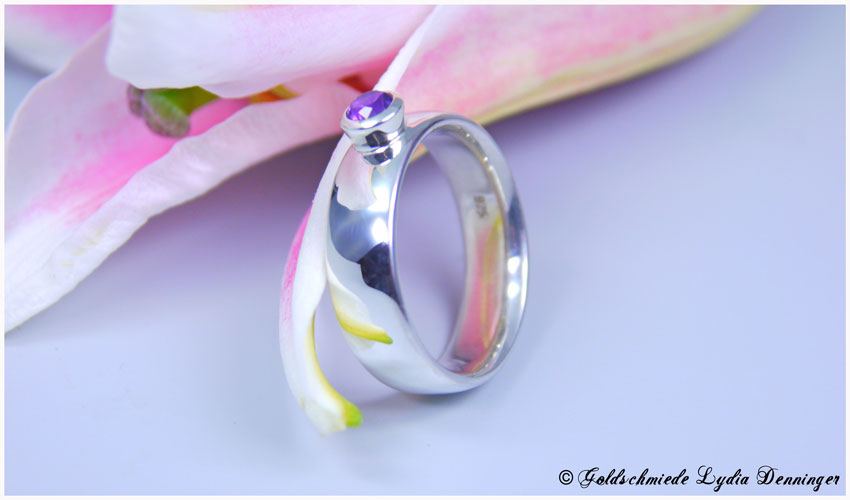 Ring 925/- Silber massiv mit Amethyst und konischer Fassung