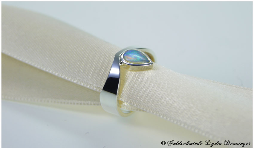 Silberring 925/- mit echten Opal in Tropfenform