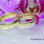 Eheringe, Herrenring 585/- Gelbgold, Damenring 585/- Gelbgold und 585/- Weißgold, Brillant 0,04 ct eingerieben