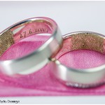 Eheringe 585/- Weißgold mit Billantenband, Fingerprint,
anstatt des Namens wurde der Fingerabdruck graviert. 