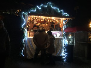 Besucher am Stand bei der Türkenfelder Bergweihnacht 2015