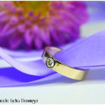 Der neue Ring wurde mit einer geraden Ringschiene geschmiedet. Der vorhandene Brillant ist in einer ebenso geraden Fassung eingebettet worden. Eleganz pur!