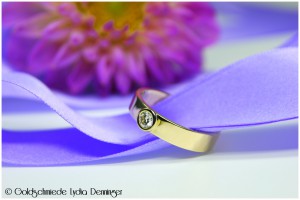Der neue Ring wurde mit einer geraden Ringschiene geschmiedet. Der vorhandene Brillant ist in einer ebenso geraden Fassung eingebettet worden. Eleganz pur!