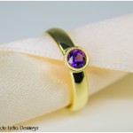 Ring 585/- Gelbgold, in die Solitärfassung wurde ein Amethyst eingebettet und die Glanzkante wurde eismattiert