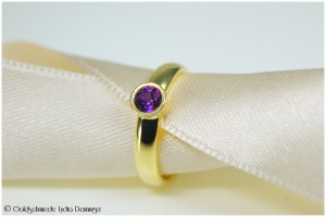 Ring 585/- Gelbgold, in die Solitärfassung wurde ein Amethyst eingebettet und die Glanzkante wurde eismattiert