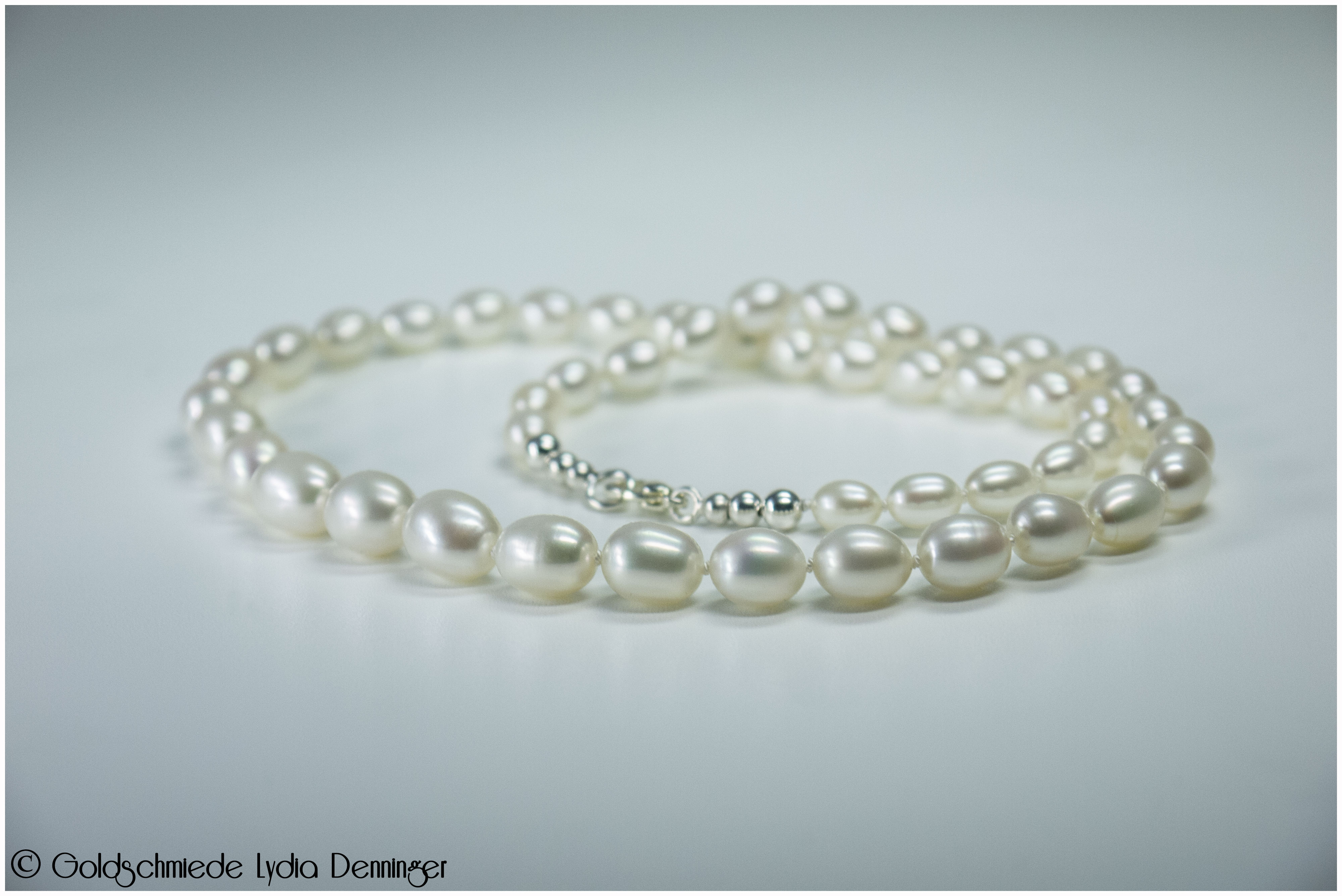 Collier-Perlenkette - Diese Collierform hebt die fünf größten Mittelperlen effektvoll hervor.