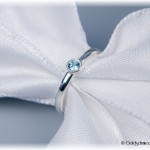 Umarbeitung - auf einen glatten Silberring wurde eine Fassung mit eisblauen Topas geschmiedet. Die Kante wurde eismattier
