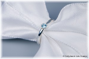 Umarbeitung - auf einen glatten Silberring wurde eine Fassung mit eisblauen Topas geschmiedet. Die Kante wurde eismattier