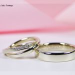 Eheringe 585/14k Weißgold, Herrenring poliert, Damenring - zwei ineinander fest verschlunge Ringe, einer davon mattiert mit einer Paveé-Fassung die fünf Brillanten enthält, der zweite Ring ist wie der Herrenring poliert