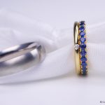 Der Herren-Ehering besteht aus 500 Palladium, der Damen-Ehering aus 750/18k Gelbgold mit einem eingeriebenen Brillanten. Dazu wurde ein Memoire-Saphir-Zusteckring in 750/18k Gelbgold mit Saphiren unter dem Mikroskop gefasst.
