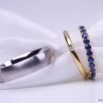 Der Herren-Ehering besteht aus 500 Palladium, der Damen-Ehering aus 750/18k Gelbgold mit einem eingeriebenen Brillanten. Dazu wurde ein Memoire-Saphir-Zusteckring in 750/18k Gelbgold mit Saphiren unter dem Mikroskop gefasst.