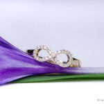 Infinity Ring aus Gelbgold 585 mit vielen kleinen Brillante. Glatte, oolierte Ringschiene.