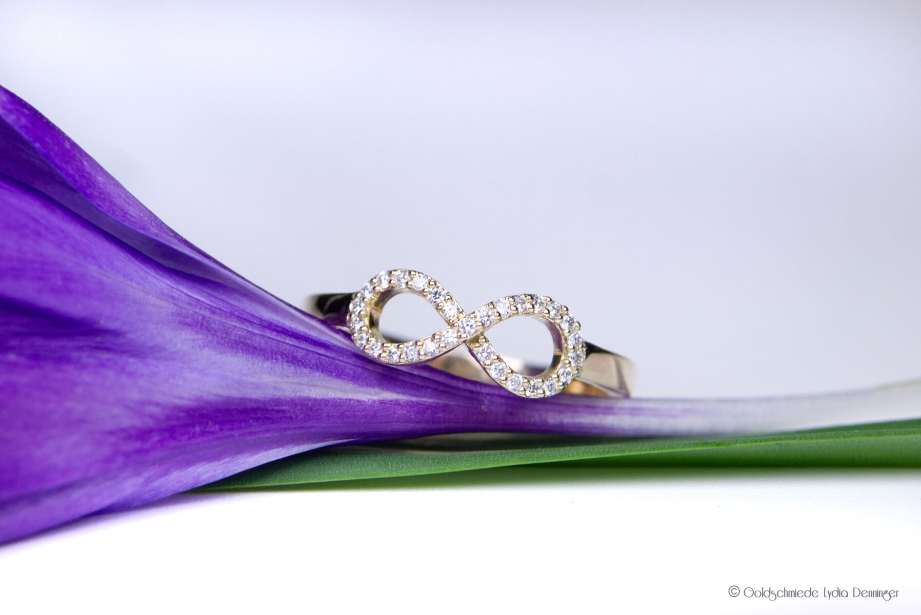 Infinity Ring aus Gelbgold 585 mit vielen kleinen Brillante. Glatte, oolierte Ringschiene.