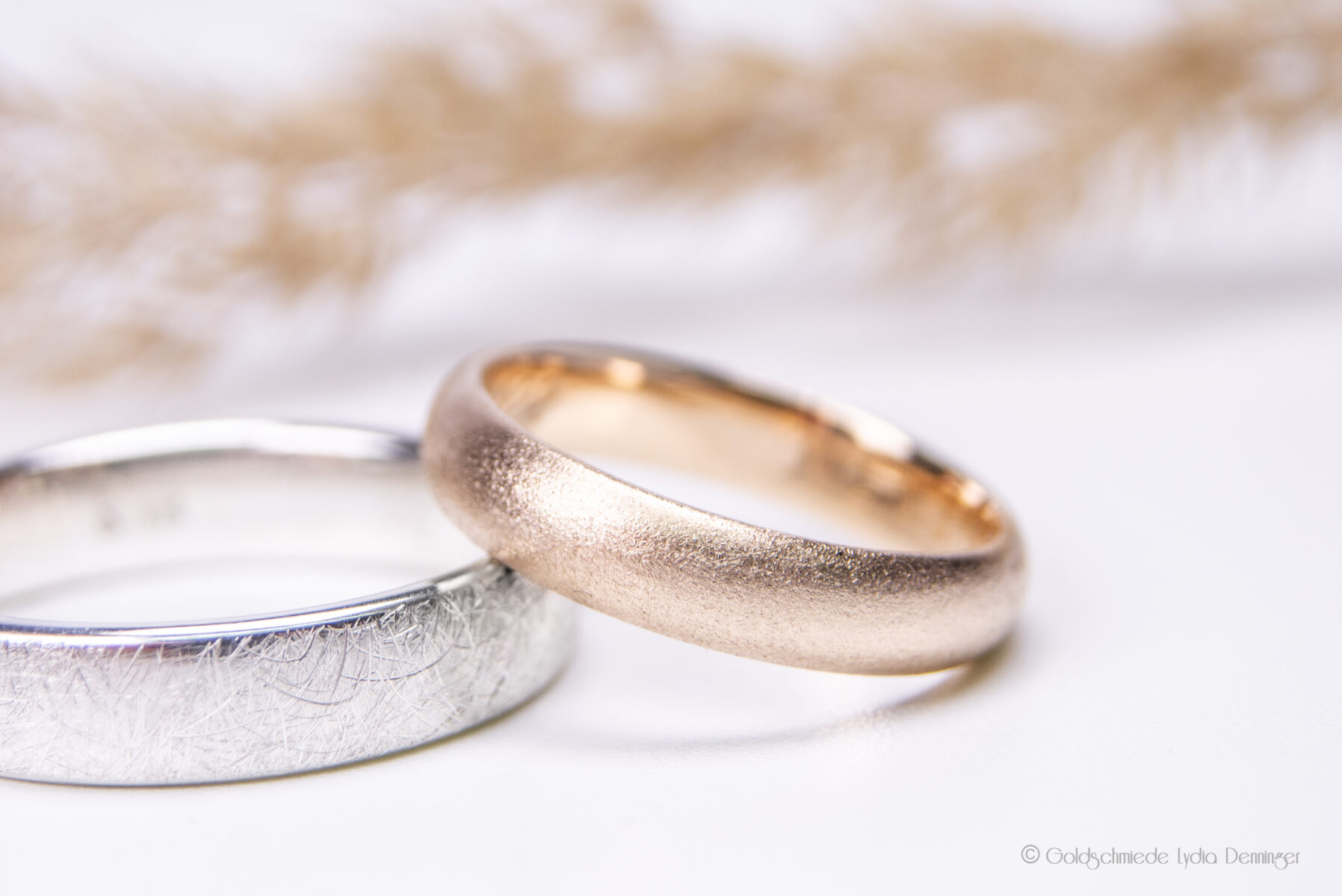 Handgefertigte Eheringe aus Gold und Silber mit individueller Oberflächenbearbeitung.
