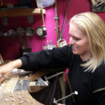 Goldschmiede Lydia Denninger in Windach – Handgefertigter Schmuck mit Leidenschaft Goldschmiedin Lydia Denninger bei der Arbeit in ihrer Werkstatt in Windach, wo einzigartige Schmuckstücke in traditioneller Handarbeit entstehen.