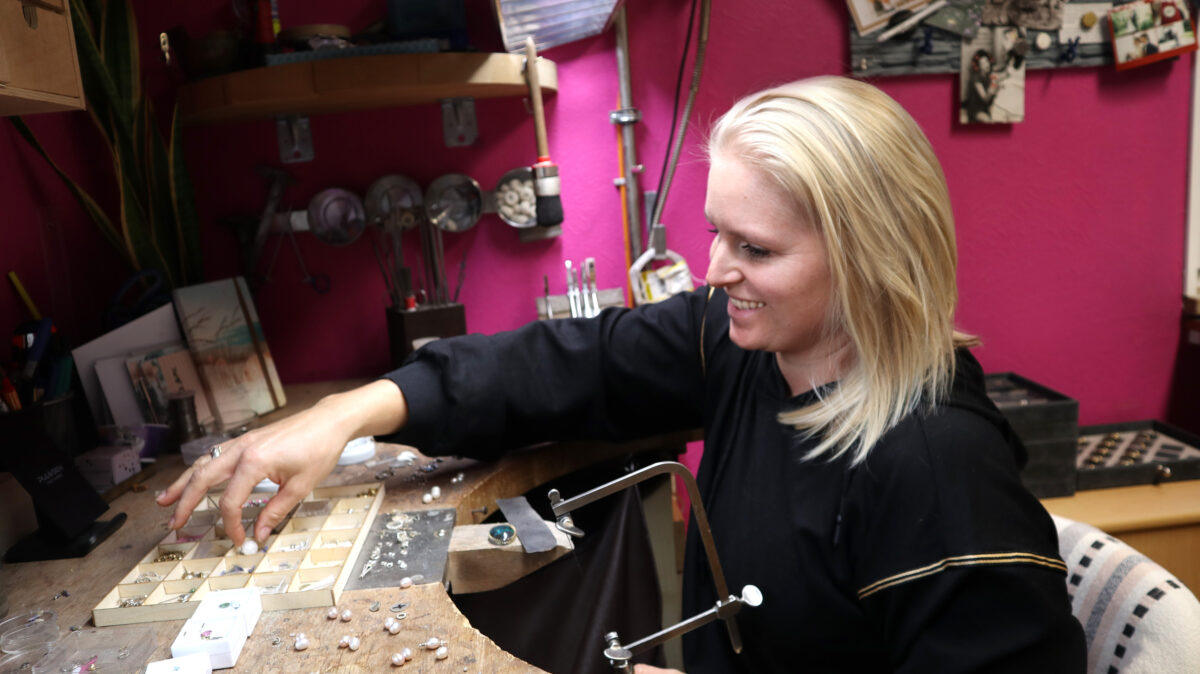 Goldschmiede Lydia Denninger in Windach – Handgefertigter Schmuck mit Leidenschaft Goldschmiedin Lydia Denninger bei der Arbeit in ihrer Werkstatt in Windach, wo einzigartige Schmuckstücke in traditioneller Handarbeit entstehen.