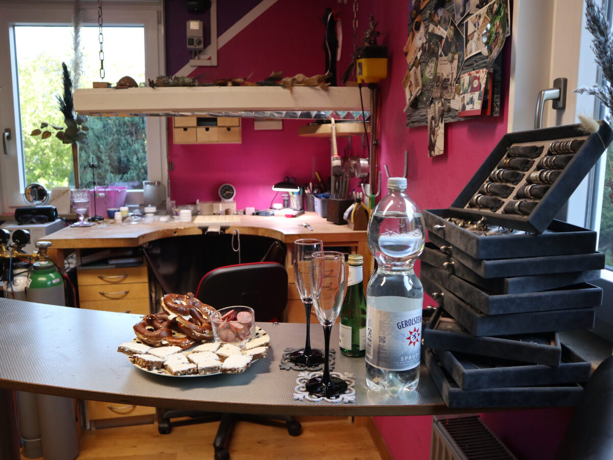 Werkstatt mit Verpflegung für Trauringschmiedekurs Die Werkstatt für den Kurs mit Snacks und Getränken.