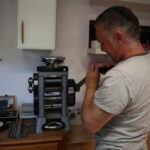 rauringe schmieden: Material auf die richtige Größe walzen Der Kursteilnehmer walzt das Ringmaterial auf die passenden Maße.