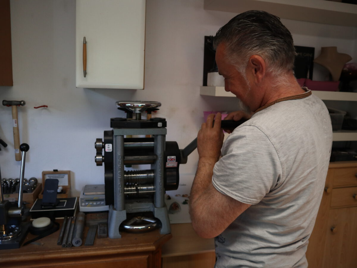 rauringe schmieden: Material auf die richtige Größe walzen Der Kursteilnehmer walzt das Ringmaterial auf die passenden Maße.