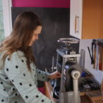 rauringe schmieden: Walzen des Schmuckstücks Eine Kundin walzt ihr Material für die Trauringe auf die entsprechenden Maße.