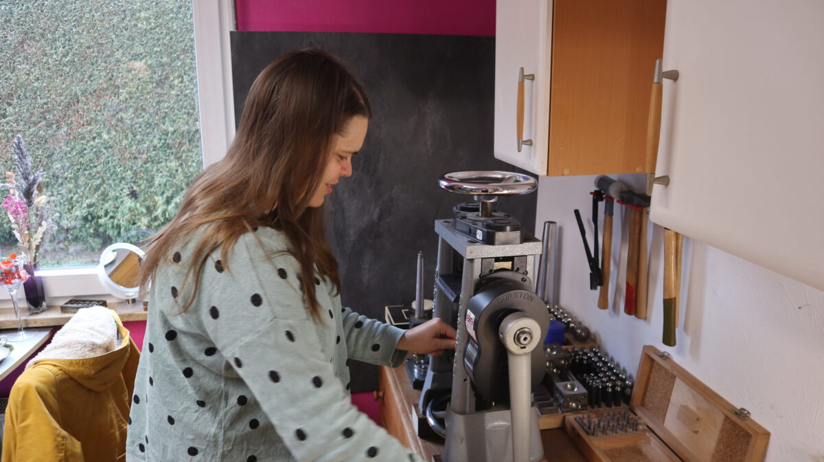 rauringe schmieden: Walzen des Schmuckstücks Eine Kundin walzt ihr Material für die Trauringe auf die entsprechenden Maße.