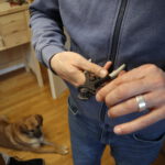 Ringbiegezange im Trauringschmiedekurs Ein Teilnehmer formt seinen Ring mit einer Ringbiegezange.