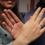 Stolze Teilnehmer mit ihren Trauringen Die Kursteilnehmer präsentieren ihre fertigen Ringe.