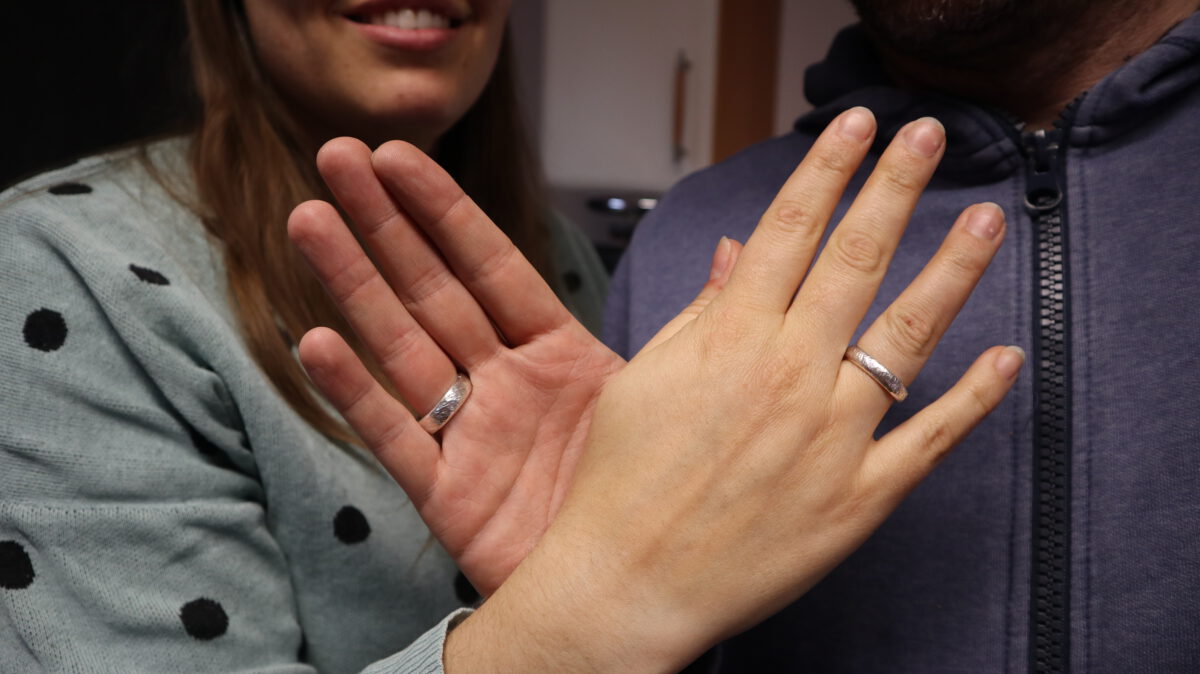 Stolze Teilnehmer mit ihren Trauringen Die Kursteilnehmer präsentieren ihre fertigen Ringe.