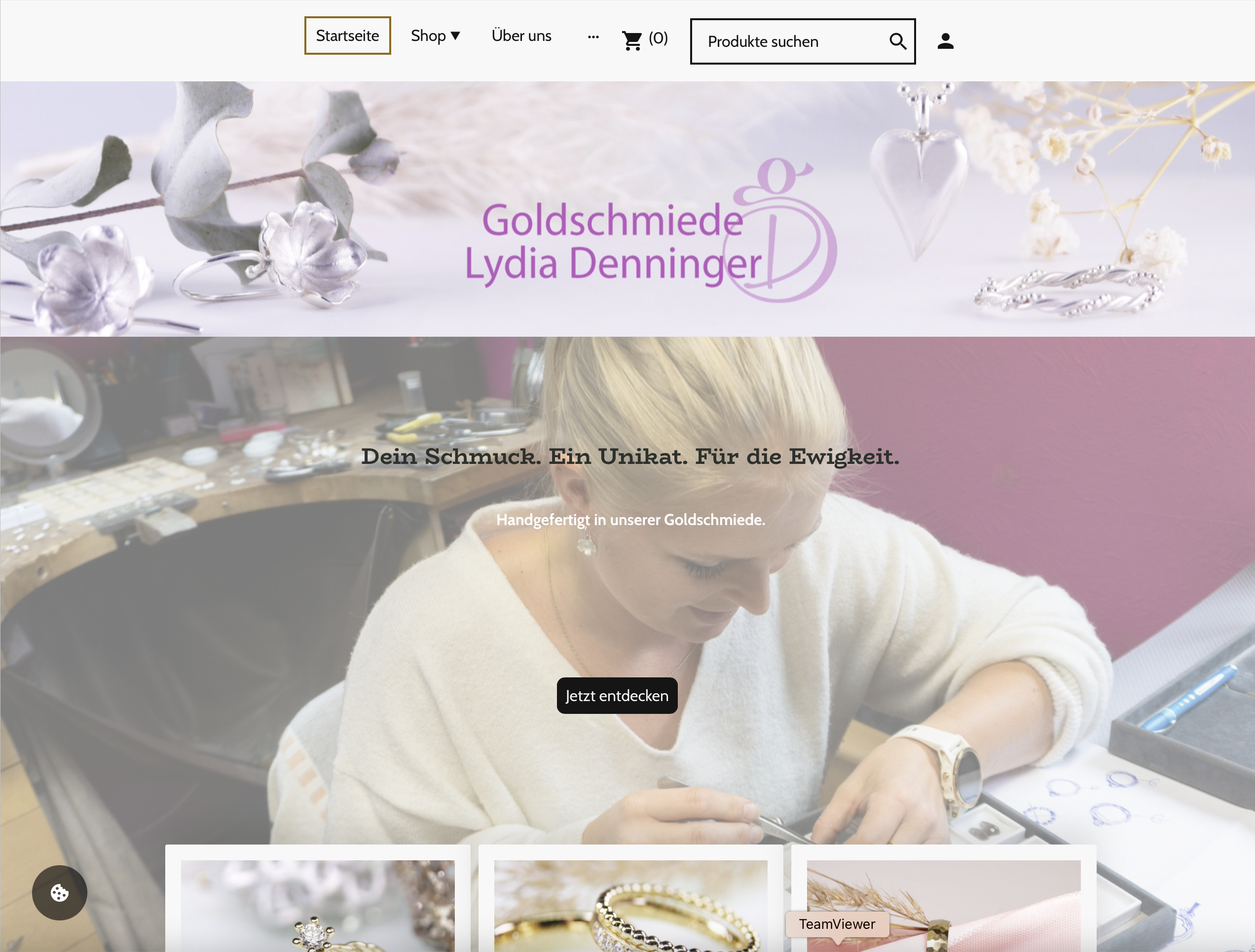 Goldschmiedin Lydia Denninger bei der Anfertigung von individuellem Schmuck in der Goldschmiede in Windach